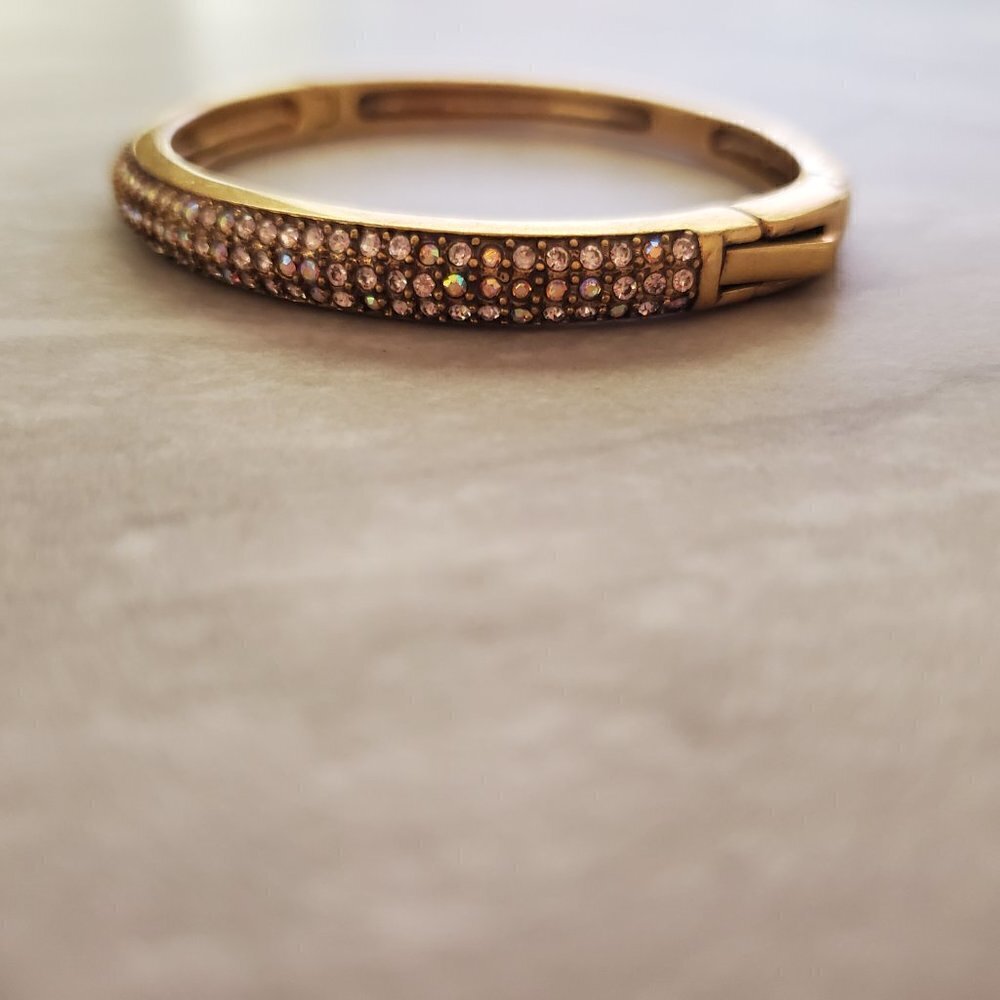 ✨ J.Crew Rhinestone Crystal Pave Antiqued Distressed hinged Bangle ✨ - Picture 2 of 9
